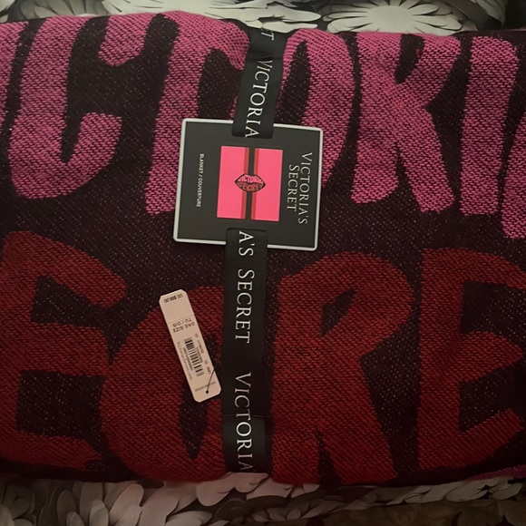 Victoria’s Secret Lip Blanket Throw - Picture 1 of 1